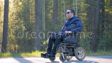 一个坐轮椅的人在森林里环顾四周。